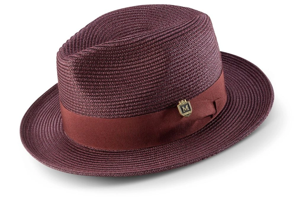 Kevyt ja tyylikäs fedora: punottu hattu, ruutukoriste ja söötin kärke – täydellinen valinta!